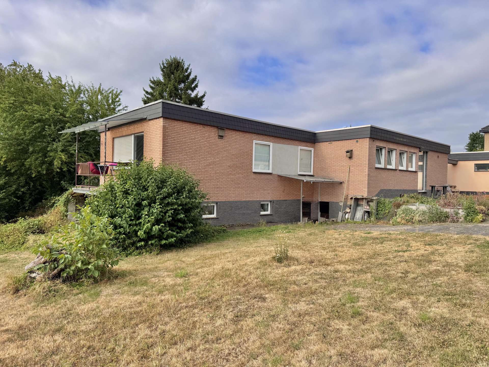 PROVISIONSFREI: Bungalow, Doppelgarage, Nebengeb&auml;ude, herrlicher Fernblick